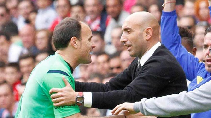 Abelardo dialoga con Mateu Lahoz durante el partido.