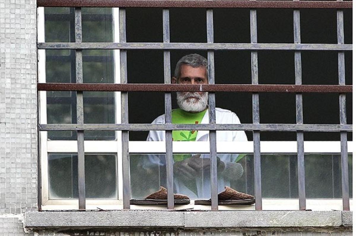El pres d’ETA, Iosu Uribetxebarria, fotografiat a la finestra de l’habitació de l’Hospital Donostia, on es troba ingressat per càncer, després haver decidit abandonar la vaga de fam per a ’prioritzar la seva vida’.