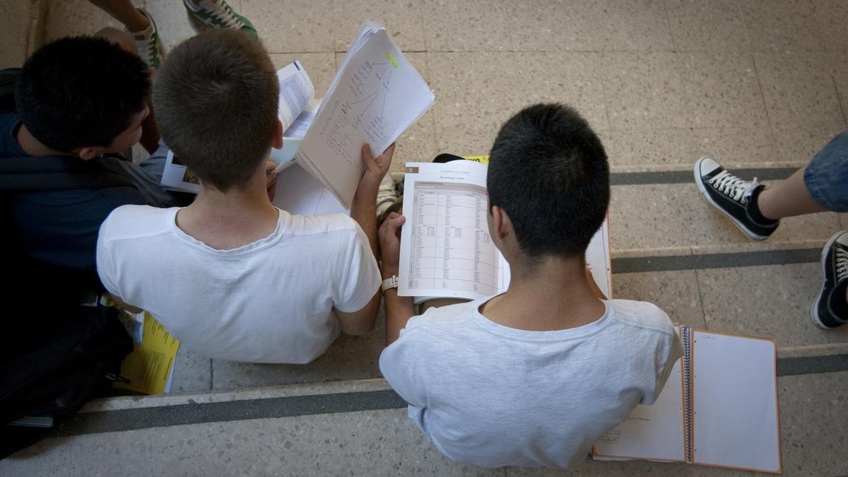 Alumnos examinándose de la selectividad en años anteriores.