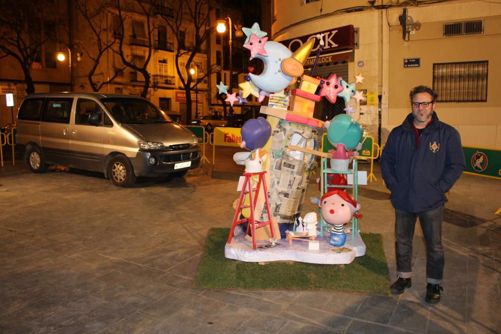 ... pero, eso sí, Celso, que es vicepresidente de la falla, tuvo que pasar la noche en el automóvil de la imagen, vigilando la noche del 14 al 15, para que la fallita llegara íntegra a la visita del jurado. Para evitar, precisamente, la llegada del "Lladre de Ninots" de turno.