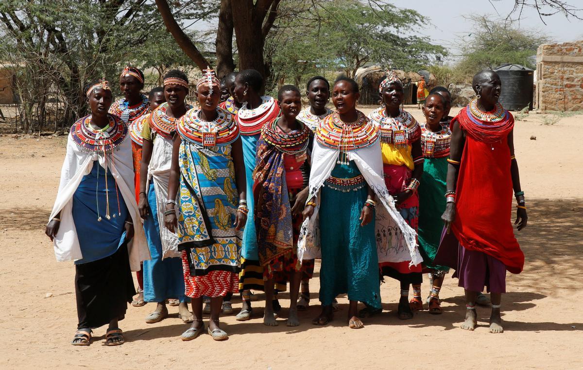 Las mujeres de la tribu Samburu que escaparon de la mutilación genital femenina y otros tipos de violencia de género hacen adornos tradicionales en la aldea de Umoja donde los hombres están restringidos, en Kenia