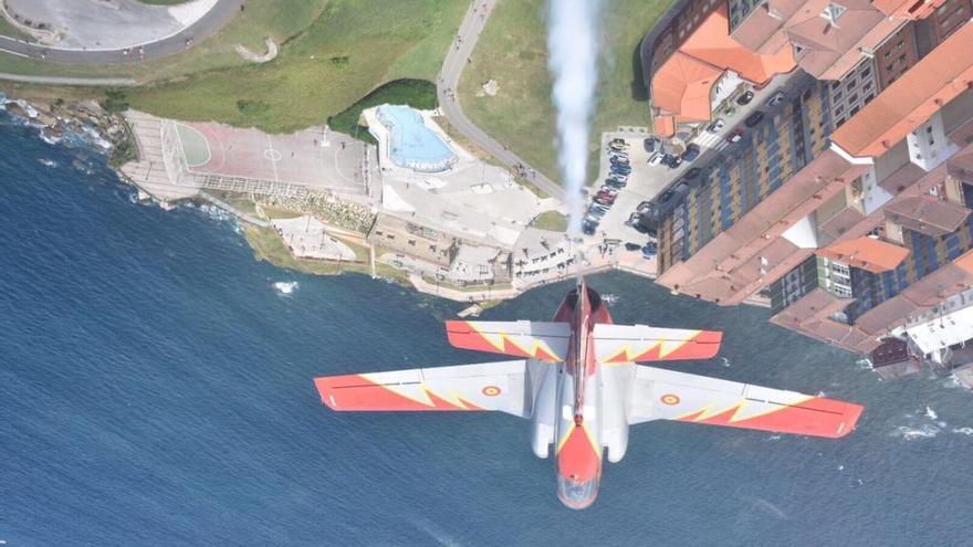 Un avión de la Patrulla Águila durante el Festival Aéreo de Gijón.