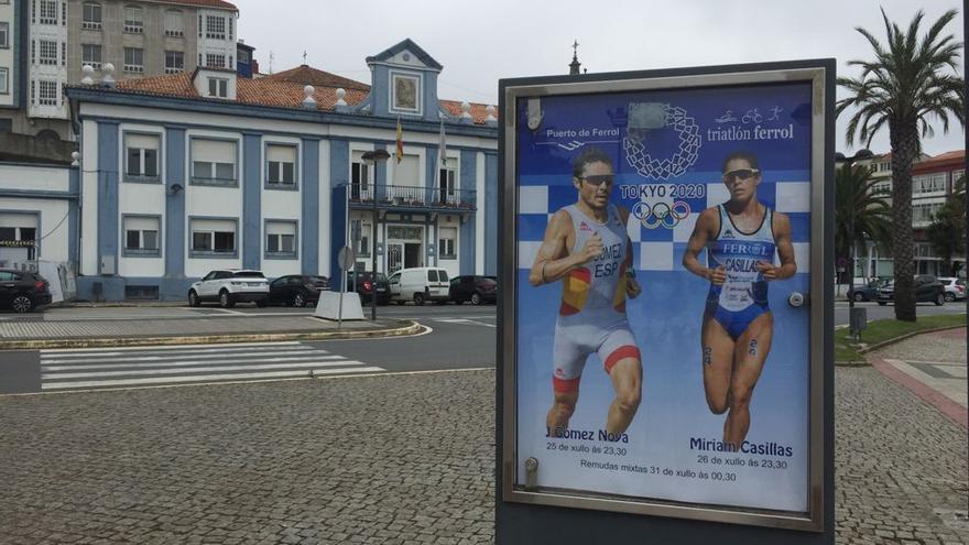 Cartel con Javier Gómez Noya y Miriam Casillas en el centro de Ferrol.