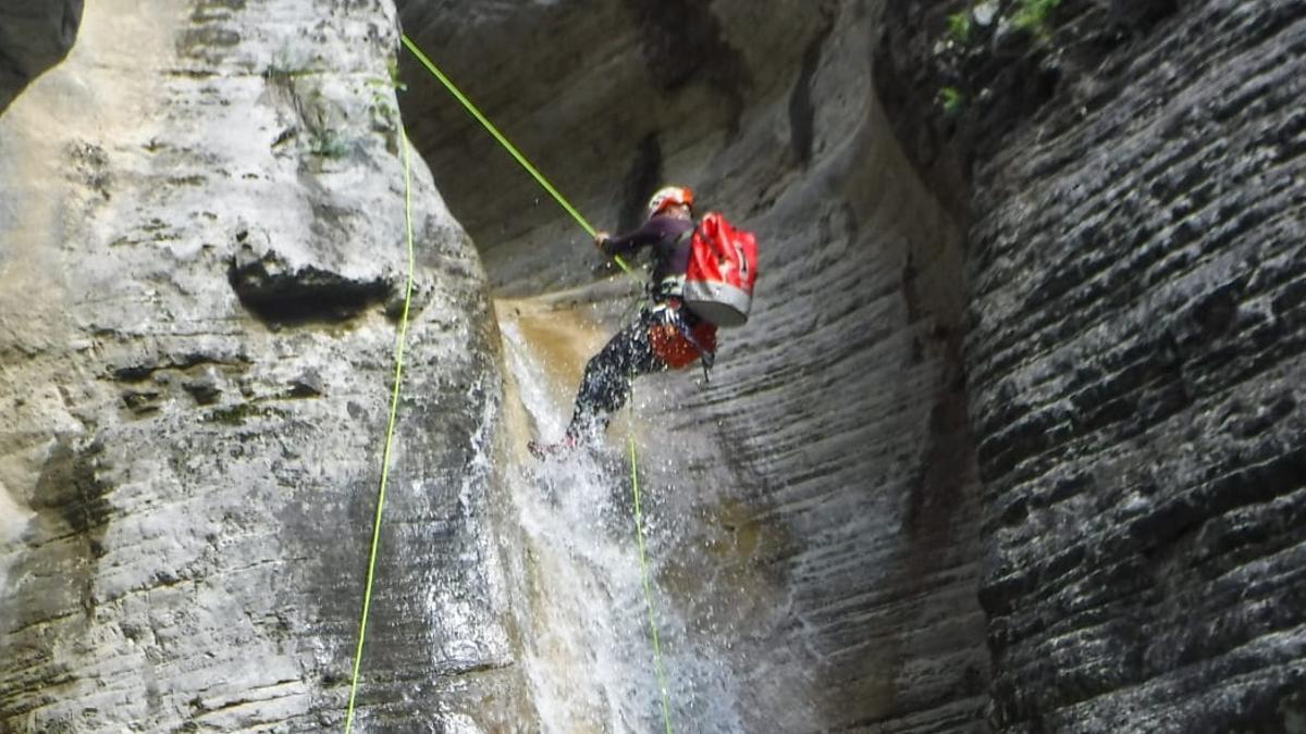Espectacular imagen de uno de los barranquistas extremeños en Albania.