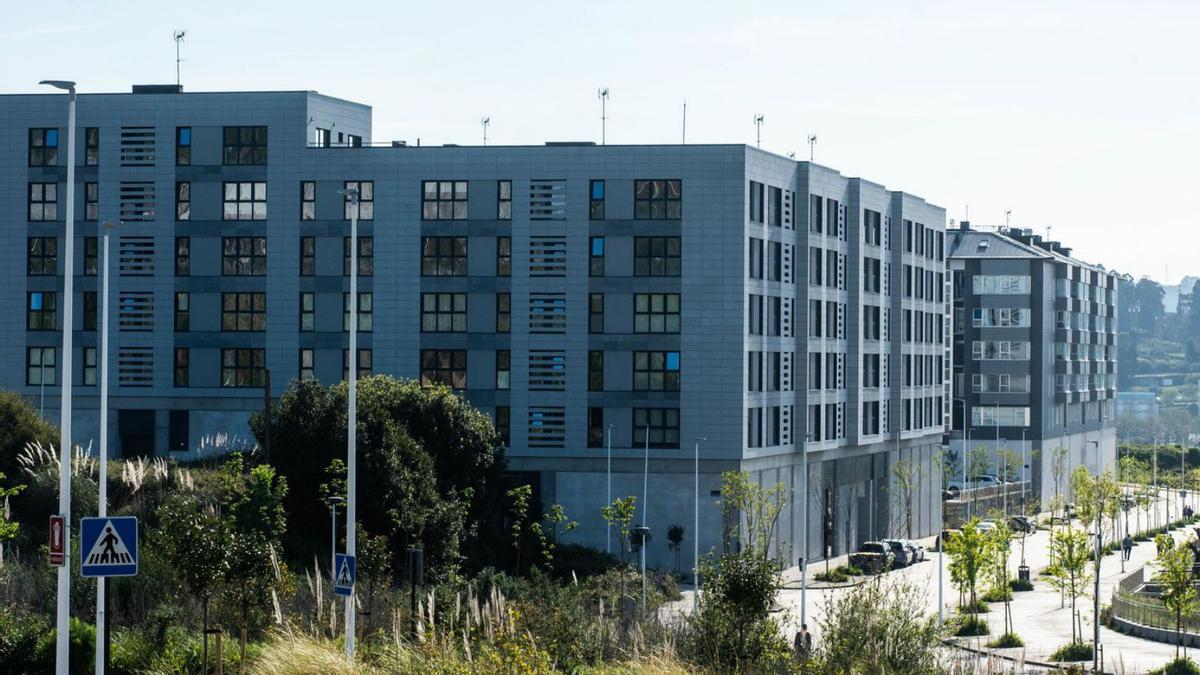 Edificios en Xuxán, en una parcela diferente. |  Casteleiro