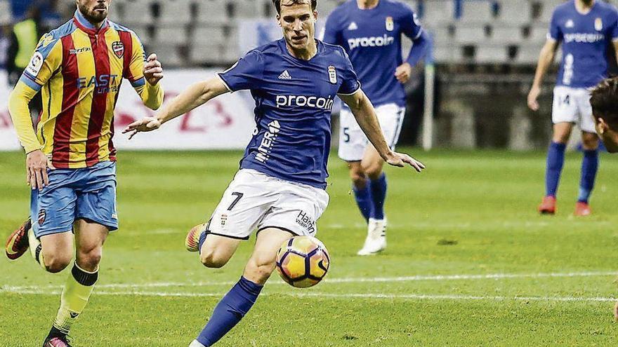 Susaeta conduce el balón durante el partido del sábado ante el Levante en el Carlos Tartiere.