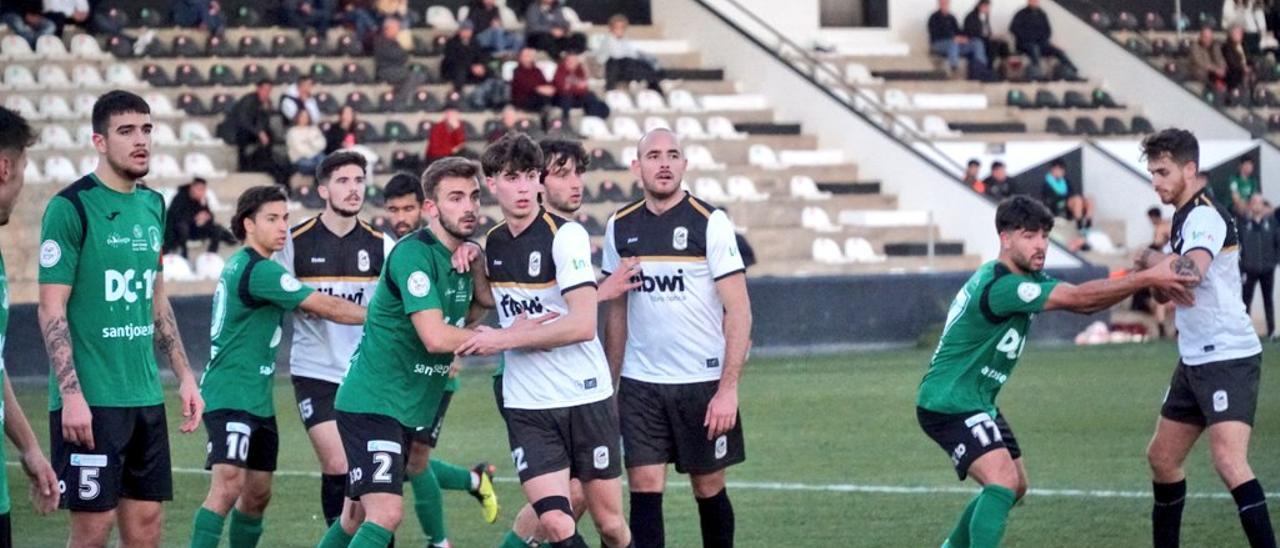 Jugadores de la PE Sant Jordi y del Constància durante el partido de este sábado.