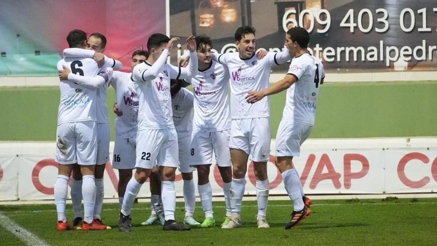 Jugadores del CD Pozoblanco, en un encuentro de esta temporada.