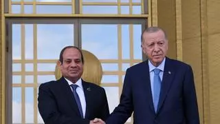 Erdogan y Al Sisi escenifican el fin de una década de rivalidad entre Turquía y Egipto