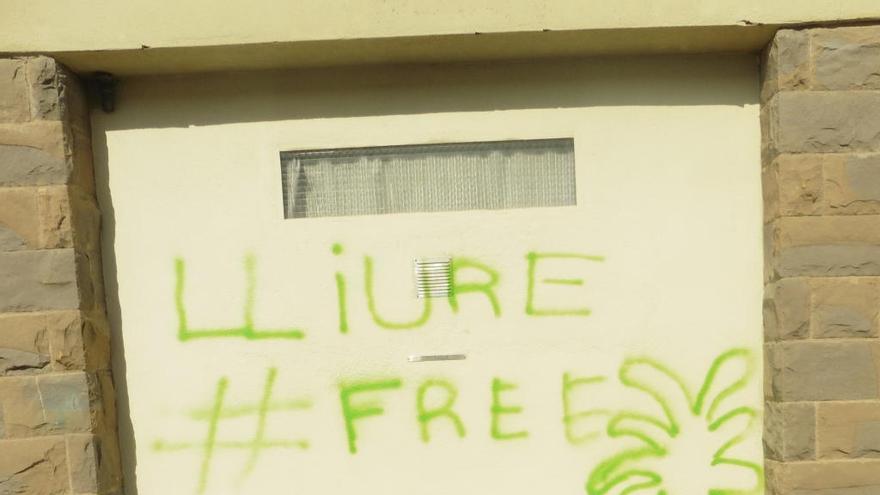 Queixes a Olot per les pintades a favor del raper detingut per abusos