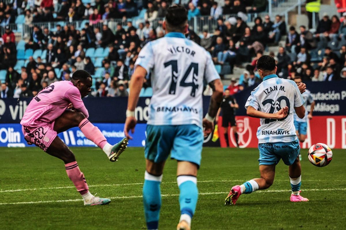 Marco Doué, una de las novedades en el once de Estévez, prueba un disparo lejano en La Rosaleda, en la ronda 2 de la Copa.