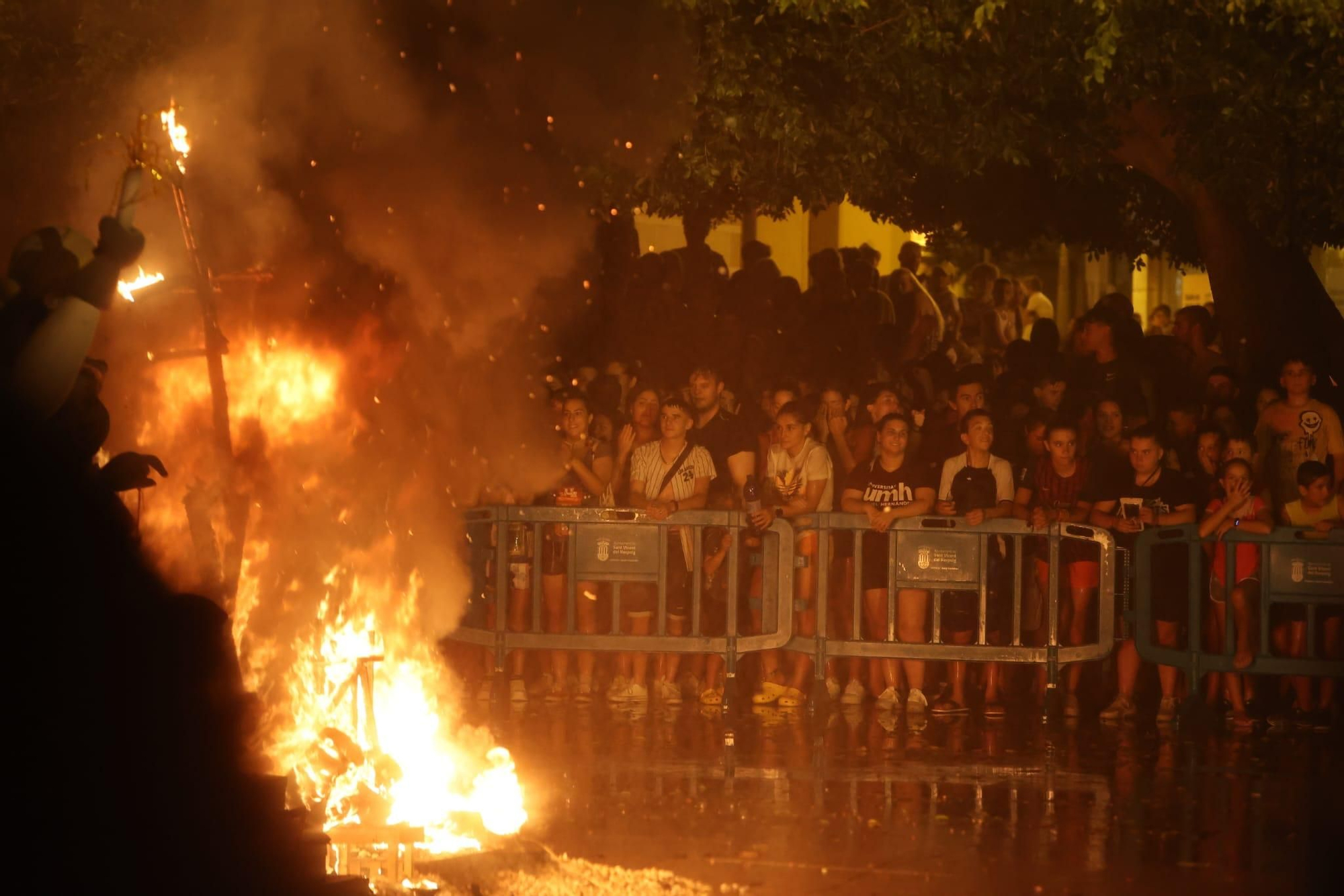 Cremà de las Hogueras de San Vicente, en imágenes