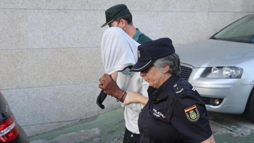 La Policía busca en cuatro teléfonos móviles los vídeos de la presunta violación grupal de Vigo