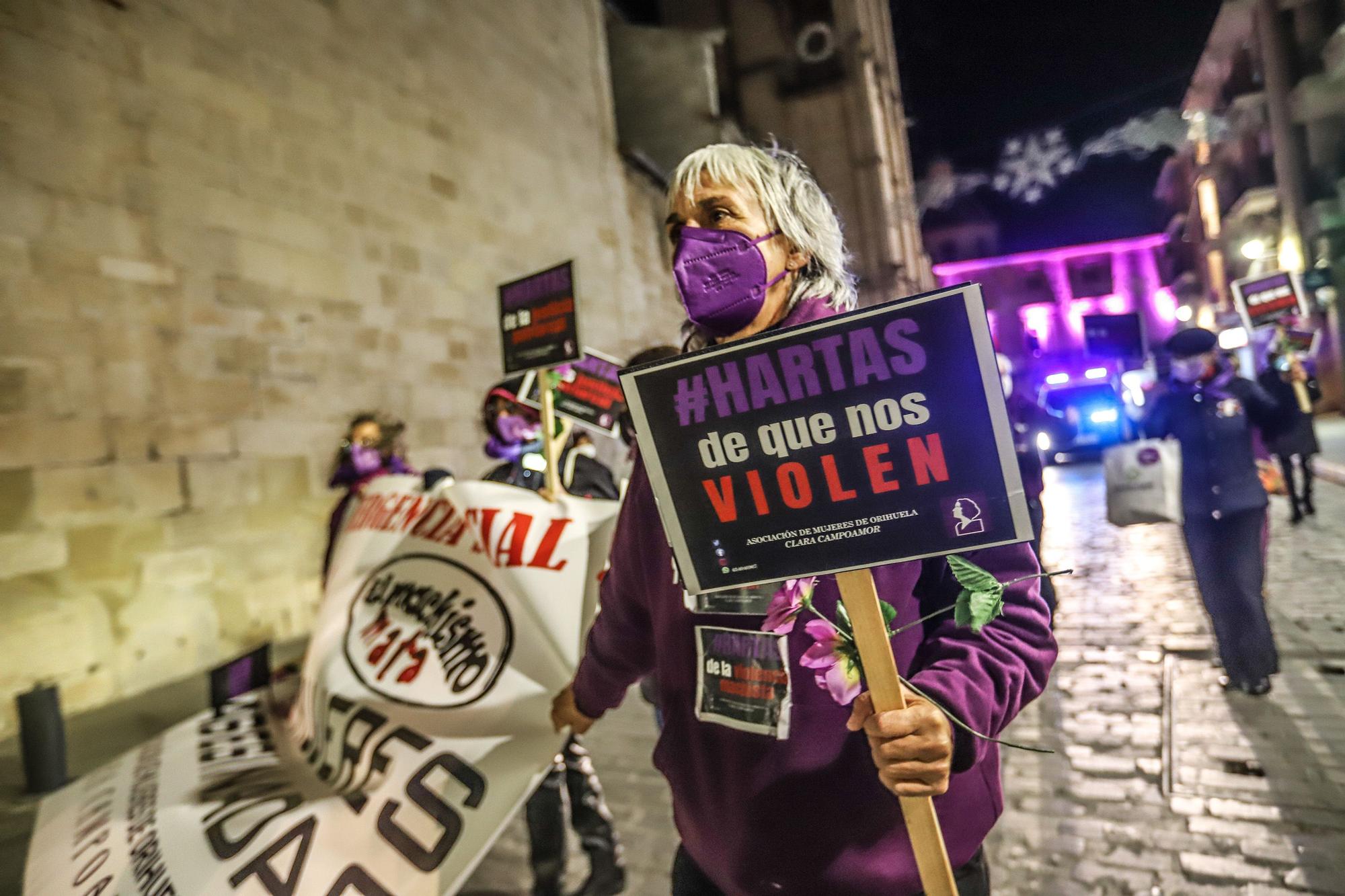 Protesta anoche en Orihuela en la marcha del 25N convocada por la Mesa de Igualdad del municipio y la concejalía