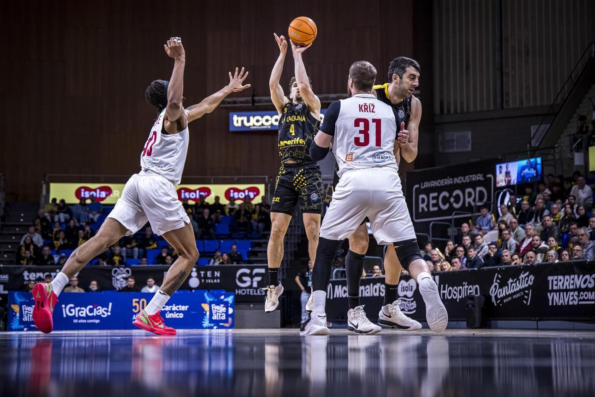 Van Beck lanza un triple en el choque contra el Nymburk.