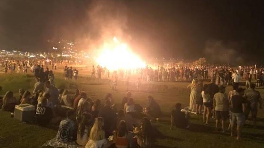 Foguera de la nit de Sant Joan d&#039;ahir a la platja de l&#039;Estartit.