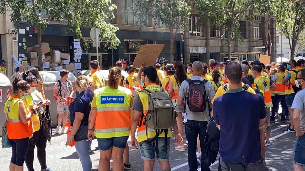 Protesta de conductores de ambulancia frente al despacho de la 'consellera' de Salut, Alba Vergés