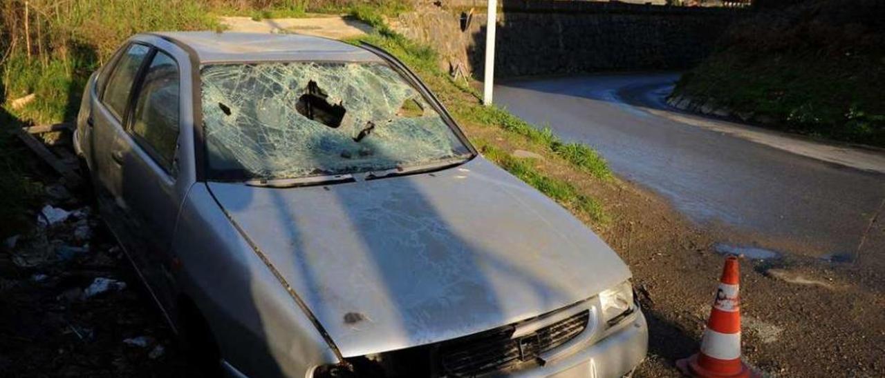 Un coche abandonado, en Vilagarcía. // Iñaki Abella