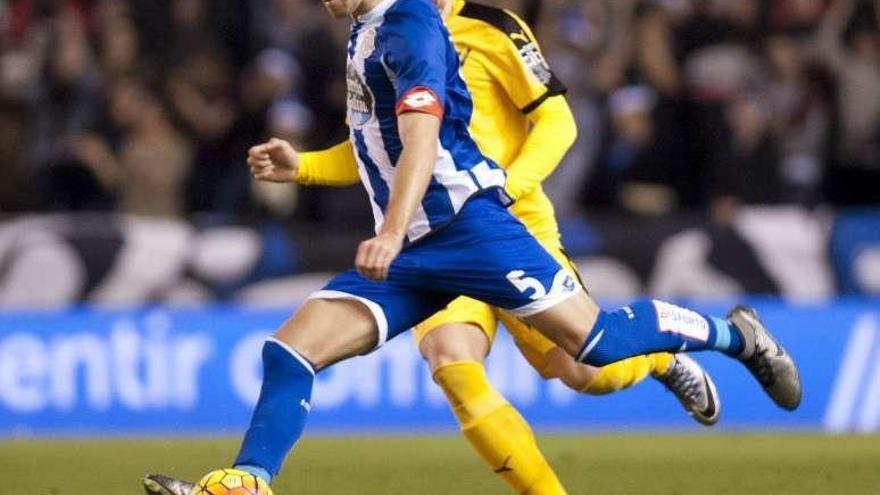 Mosquera golpea el balón en el partido de anoche.