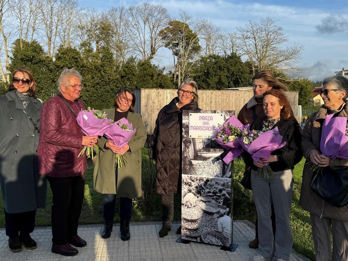 Acto inaugural da Praza das Mariscadoras no paseo marítimo de Noia.