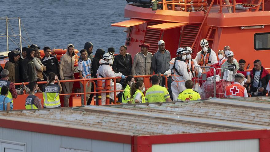 Salvamento Marítimo rescata una patera al norte de Lanzarote (21/08/2023)