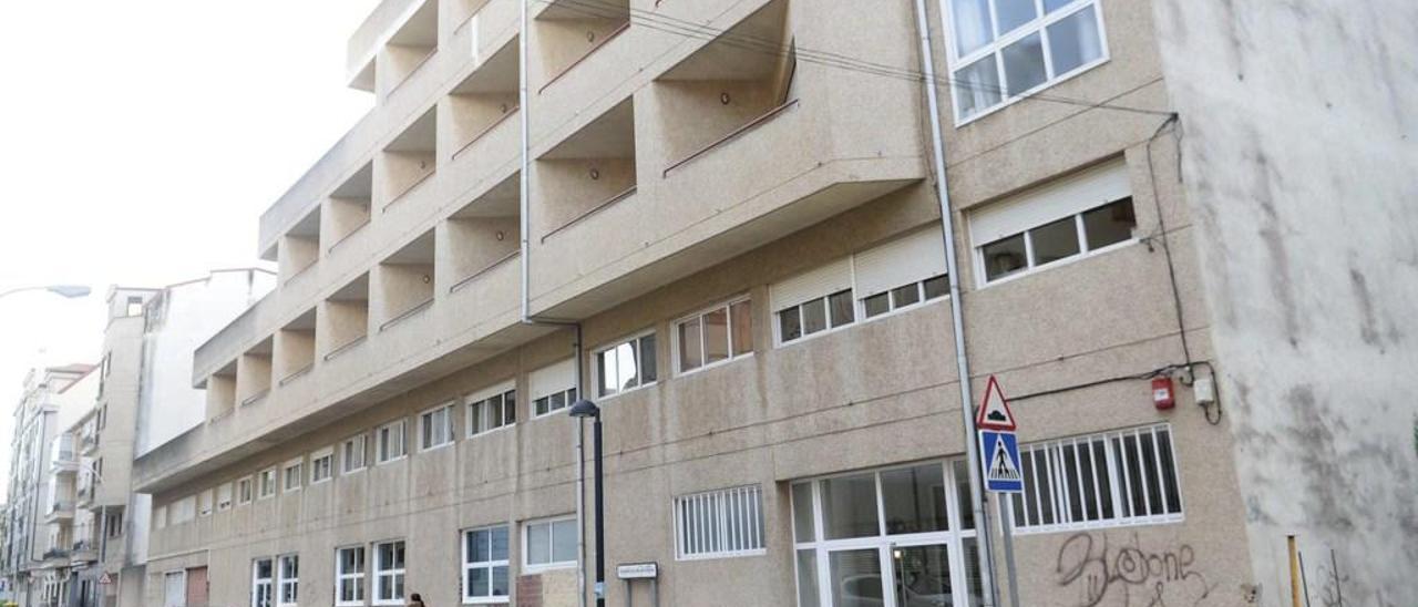 La accidentada acera del edificio de la residencia de ancianos de Vilagarcía. // Noé Parga