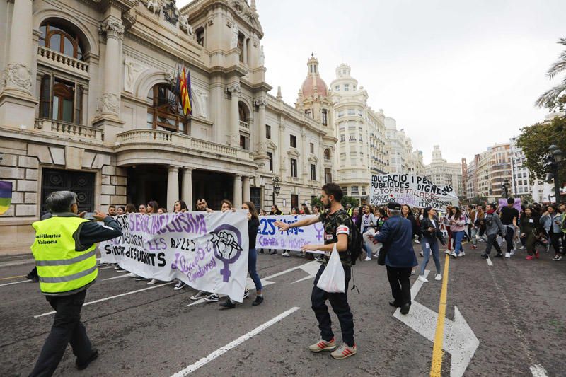 Estudiantes protestan en València contra el machismo en las aulas