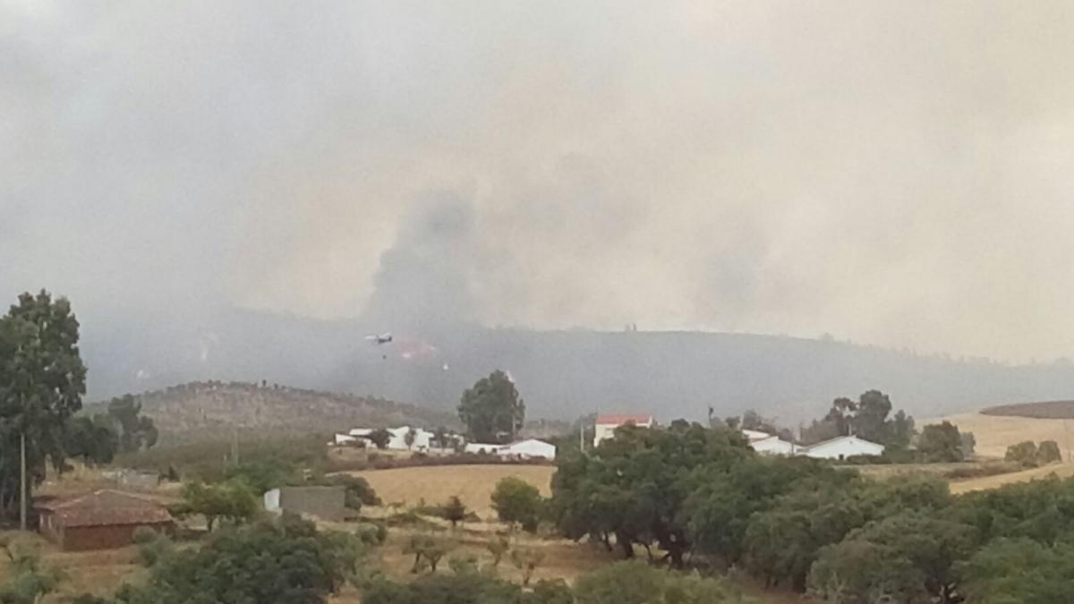 Los medios aéreos se retiran del incendio de San Vicente de Alcántara, que sigue activo
