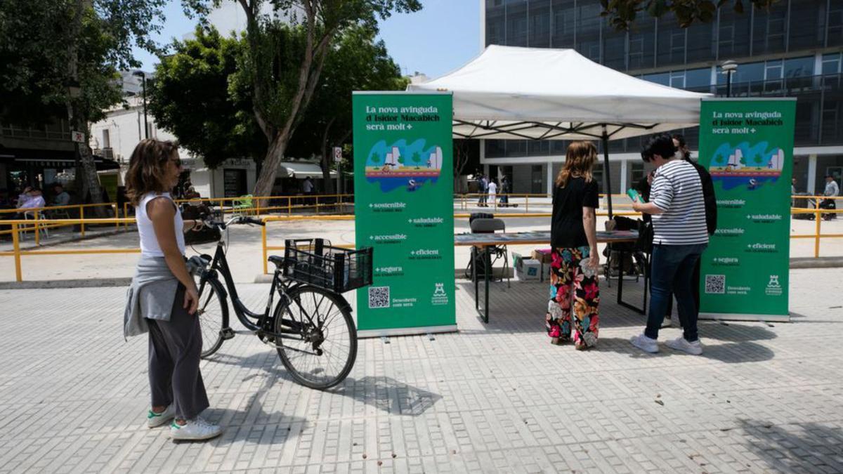 La mesa instalada frente a los juzgados. | FOTOS: VICENT MARÍ