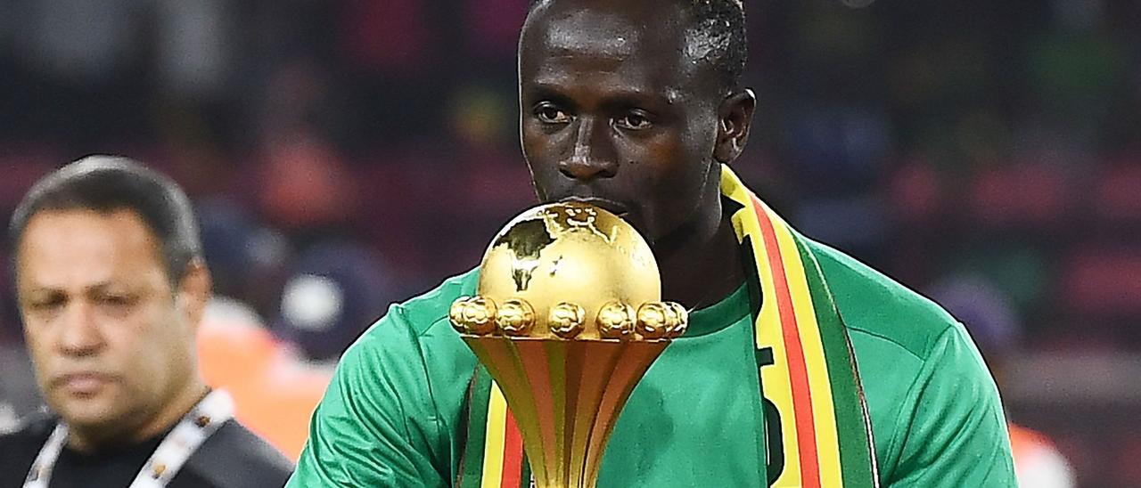 Mendy besa la Copa de África tras la final.