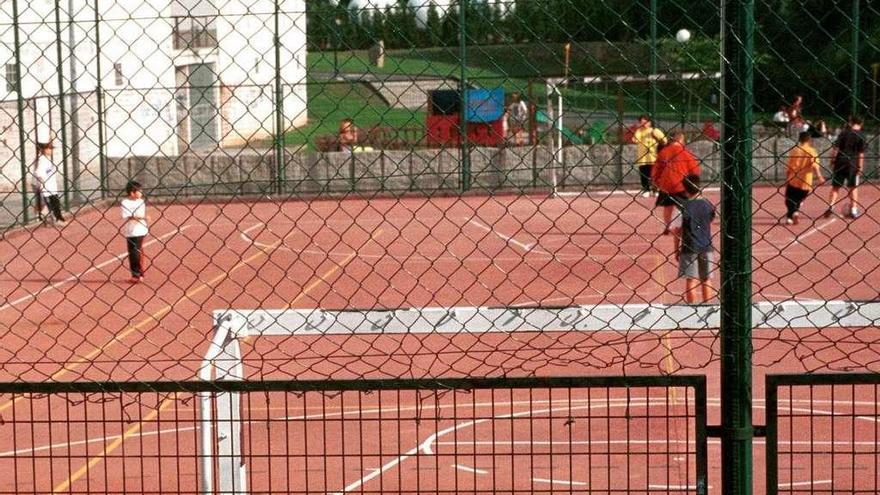 Vista de la pista polideportiva y del parque de A Barcala.