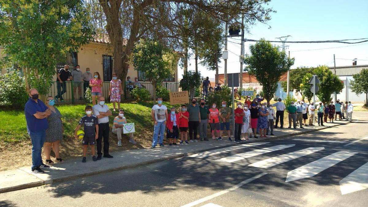 Más de medio centenar de vecinos de Pozoantiguo se manifiestan frente al consultorio médico local