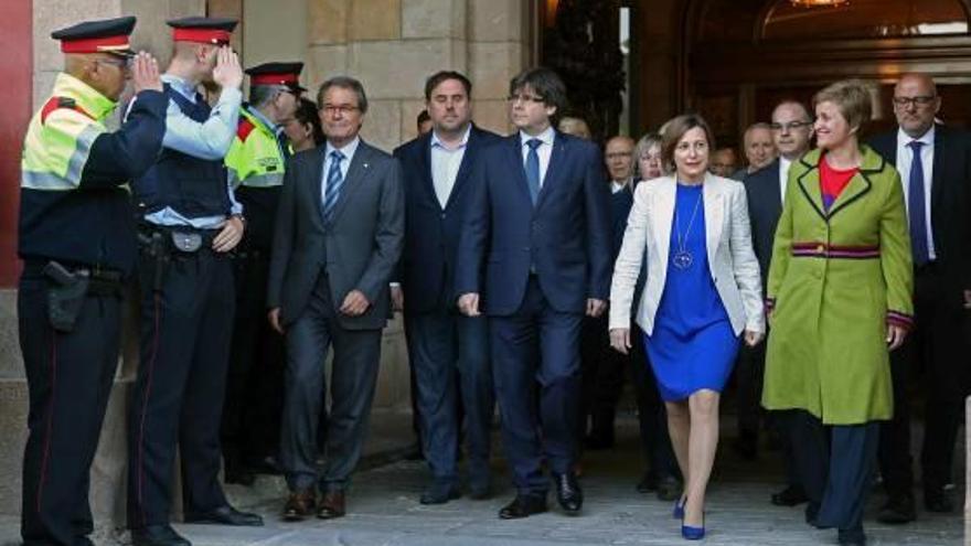 Forcadell i Simó, acompanyades de Mas, Junqueras i Puigdemont, ahir a Barcelona.