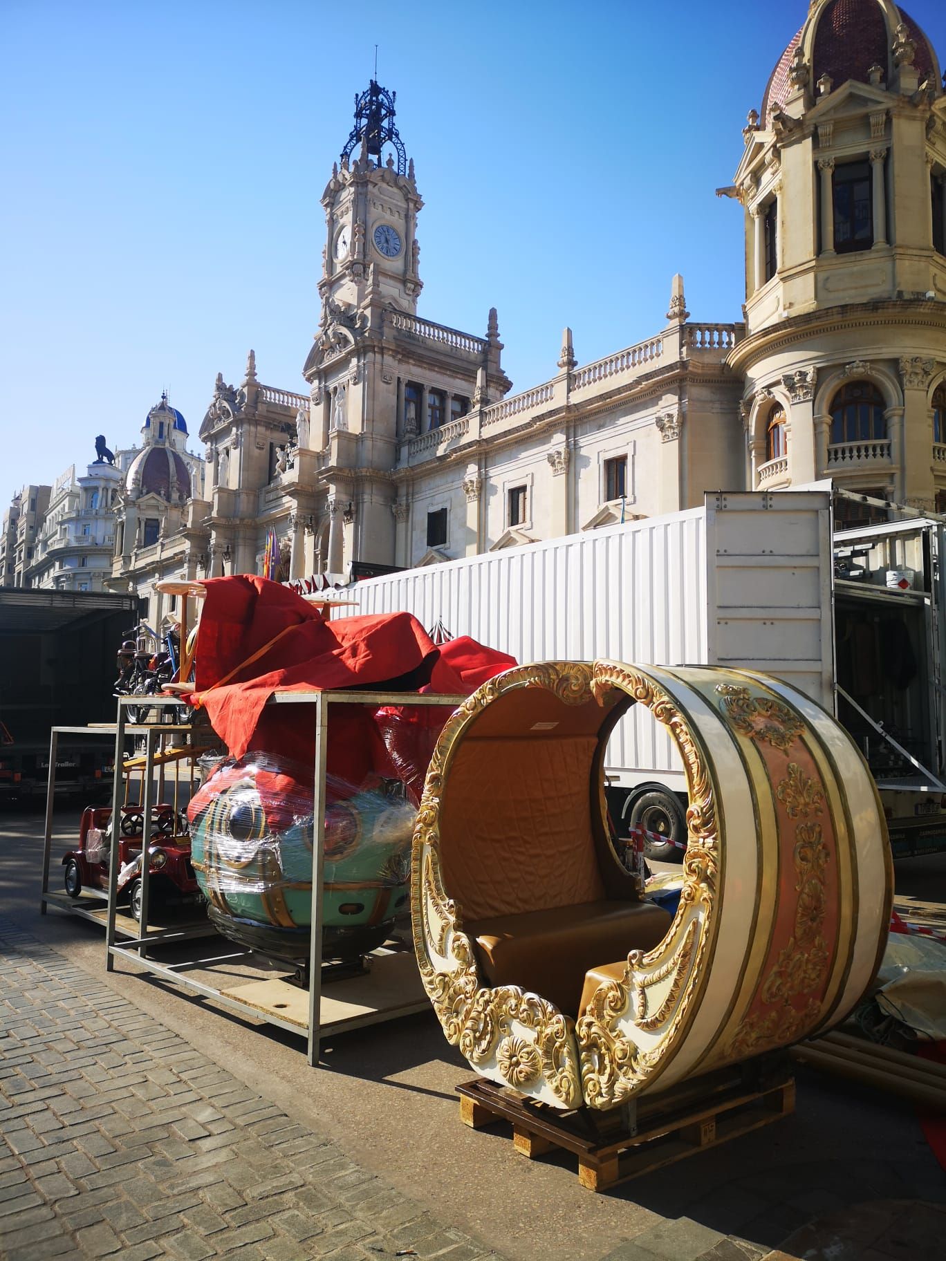 Empieza el montaje de navidad en la plaza del Ayuntamiento