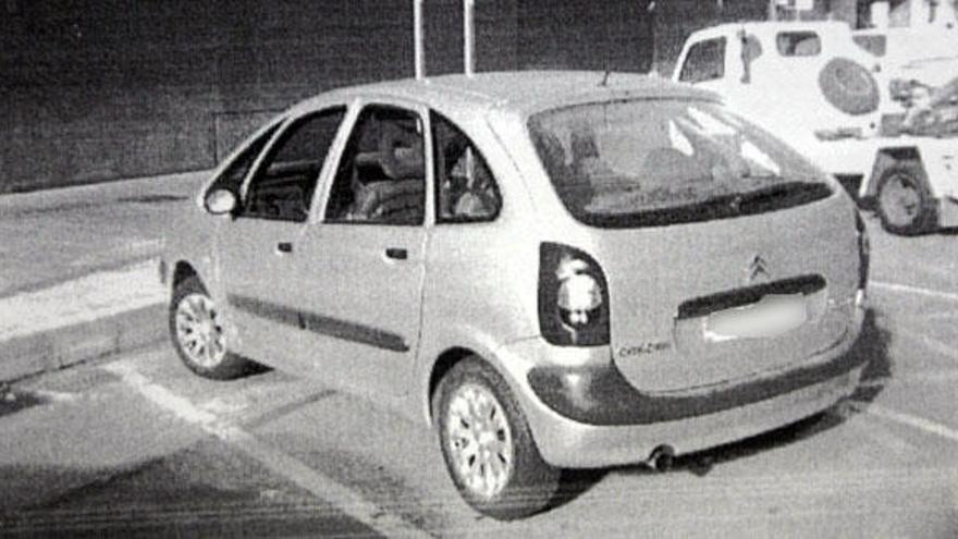 La imagen muestra el supuesto vehículo de empresa de José Carlos Romero en situación de infracción.