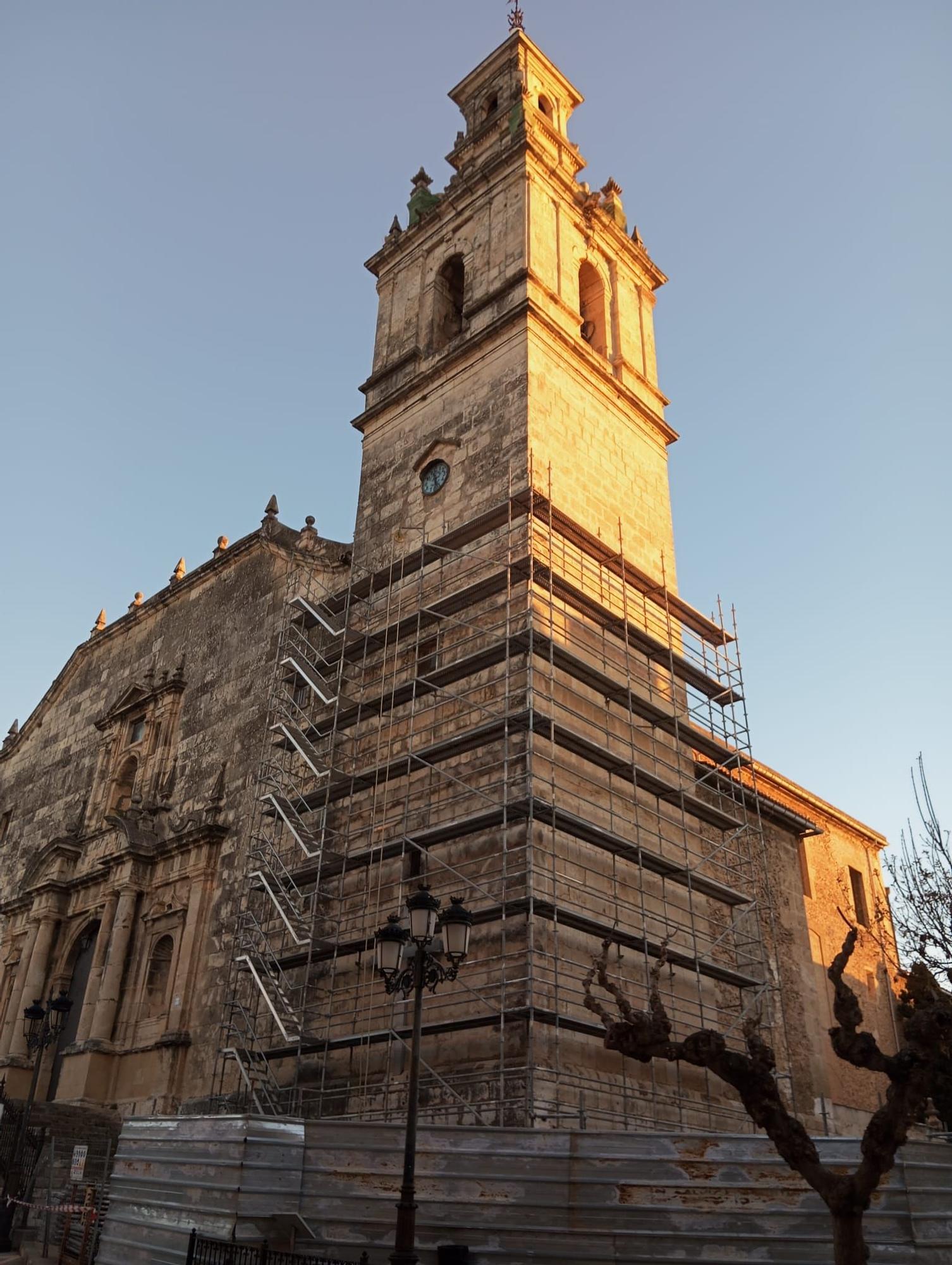 Empiezan las obras para restaurar el campanario de la iglesia de Enguera