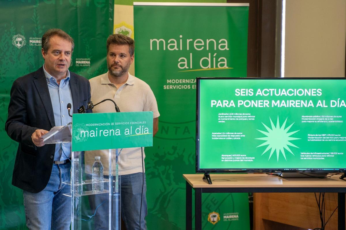 El alcalde de Mairena del Aljarafe, Antonio Conde, y el concejal de Infraestructuras, Servicios a la Ciudadanía y Promoción Deportiva, José Luis Girón, presentan el plan denominado 'Mairena Al Día'