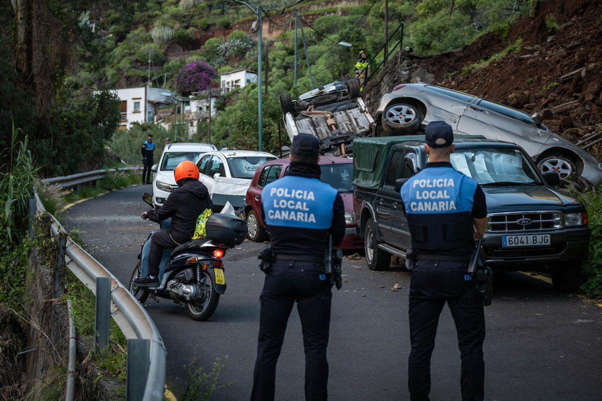 Siete coches afectados al caerse una calle en Valleseco por la borrasca Therese