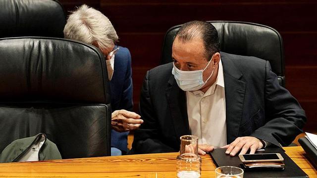 El consejero Julio Pérez (izquierda) junto al titular de Sanidad, Blas Trujillo, en el Consejo de Gobierno de ayer.