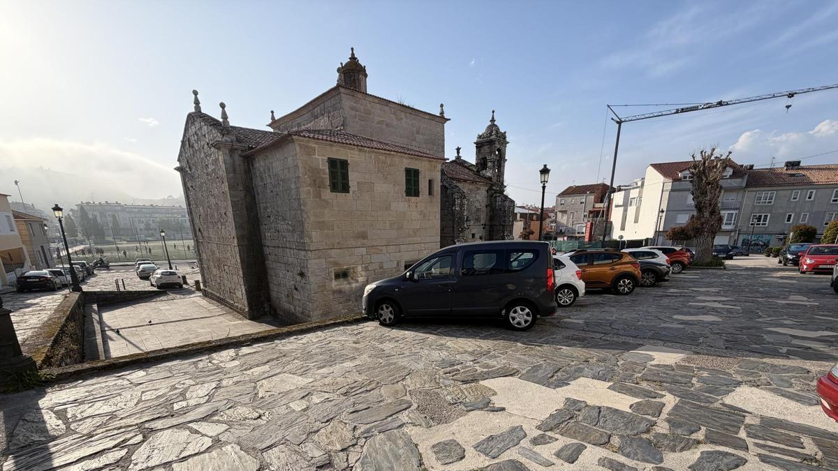 La calle en la que se produjo la caída, detrás de la capilla de Santa Liberata, con los socavones ya cubiertos con hormigón.