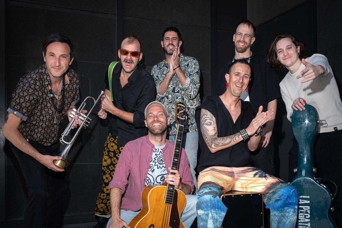 Retrato del grupo musical La Pegatina, que acaba de publicar un nuevo disco.