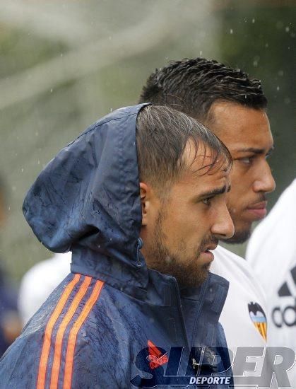 La plantilla entrena bajo la lluvia con el 'shock'