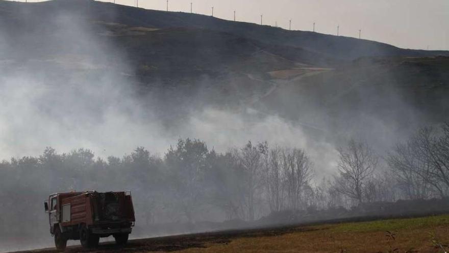 Un vehículo motobomba en un incendio en A Moa (Vilatuxe), el pasado mes de agosto. // Bernabé