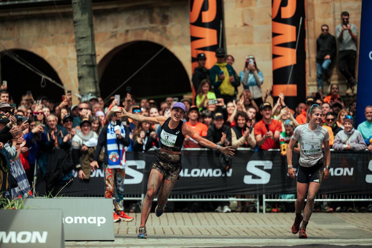 Sara Alonso y Malen Osa, en la meta de Zegama
