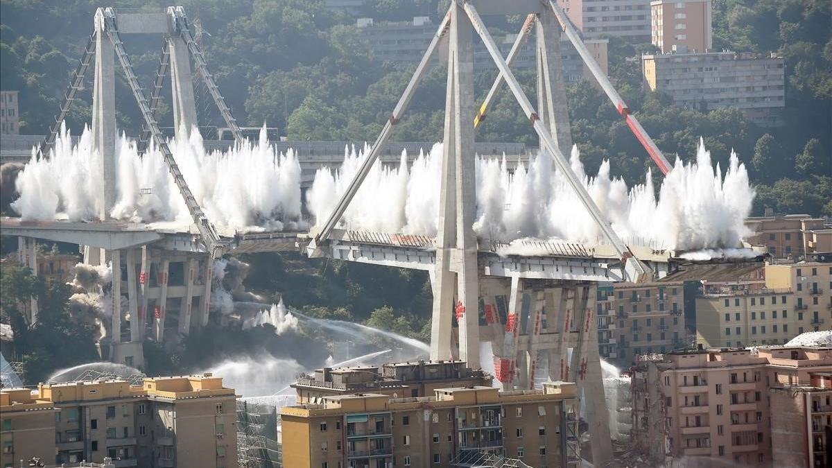 Explosión controlada para demoler los restos del puente Morandi, en la localidad italiana de Génova.