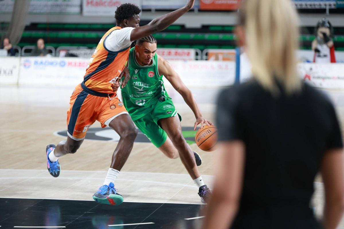 Matteo Strikker avanza hacia la canasta del Morón ante la mirada de Asun Langa, árbitra principal.
