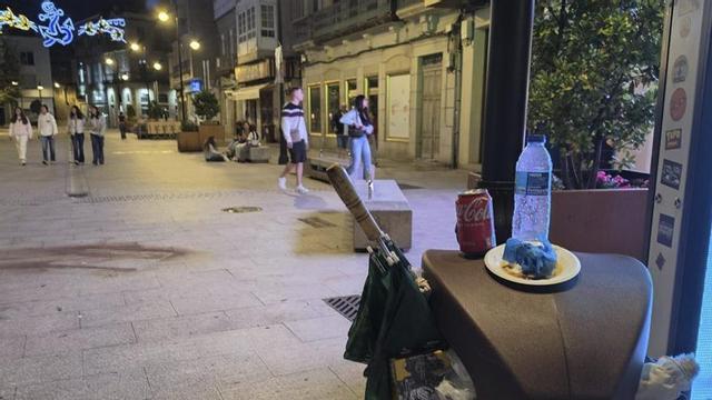 El paraguas en una papelera de Cangas. | F.G.S.