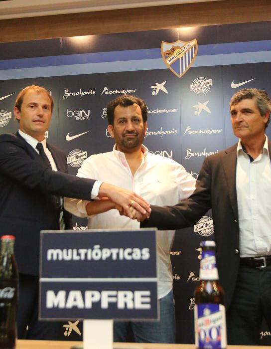 Juande Ramos regresa al Málaga CF. El jeque Al-Thani le ha acompañado en su presentación.