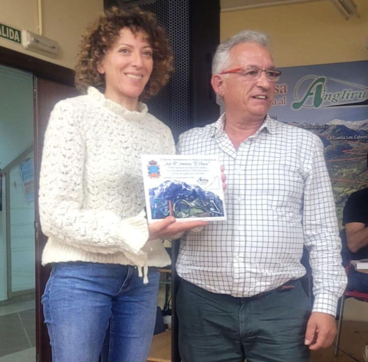 Azucena Jiménez, viuda del «Chava», con la placa que le entregó Roberto Álvarez. | Fernando Delgado