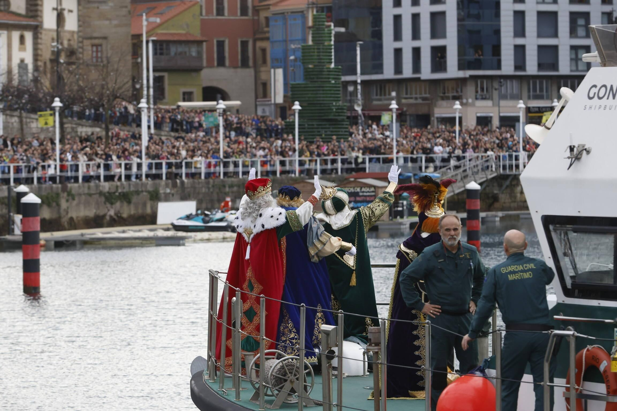 En imágenes: Los Reyes Magos desembarcan en Gijón